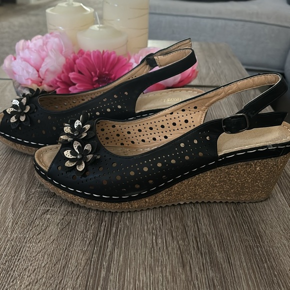 Alexis Leroy Wedge Heel Cut-Out Peep Toe Slingback Women's Sandals. Size 8.5 - Picture 6 of 6